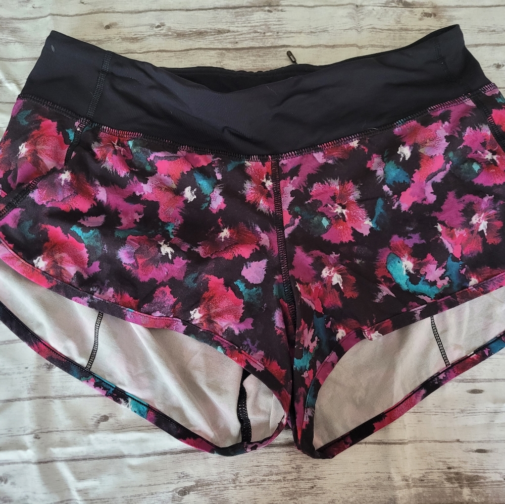 Lululemon Speed Shorts Sz 6 EUC